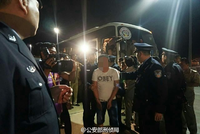 柬埔寨警方向中國警方移交犯罪嫌疑人