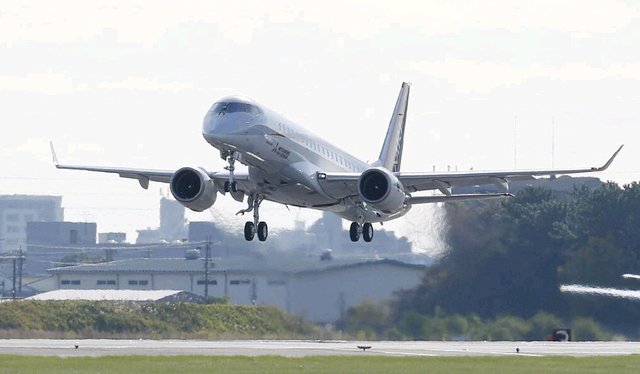 日本首架國産噴氣式客機首飛