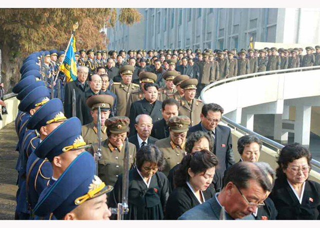 朝為94歲元帥李乙雪舉行國葬 金正恩親自撒土