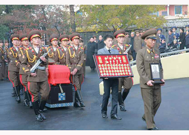 朝為94歲元帥李乙雪舉行國葬 金正恩親自撒土