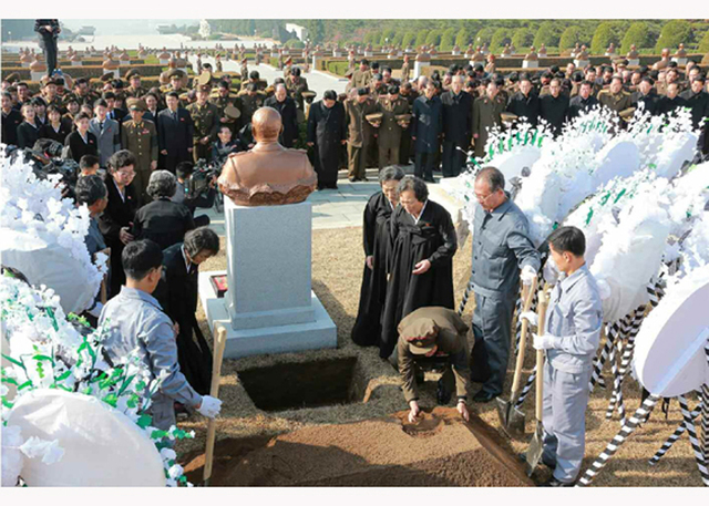 朝為94歲元帥李乙雪舉行國葬 金正恩親自撒土