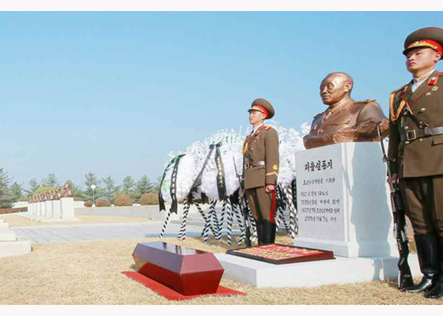 朝為94歲元帥李乙雪舉行國葬 金正恩親自撒土