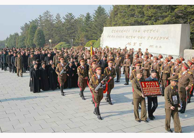 朝為94歲元帥李乙雪舉行國葬 金正恩親自撒土