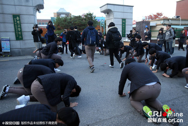 韓國高考開考 學弟學妹跪地為考生打氣