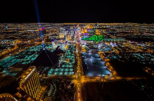 美攝影師兩千米高空俯拍大都市絢麗夜景