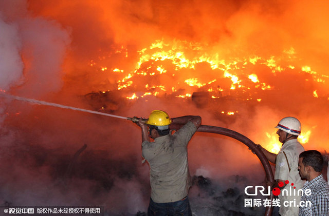 印度一貧民窟起火 火光漫天