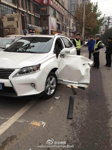 50萬豪車被撞變形 自己修車還得賠公交車損失