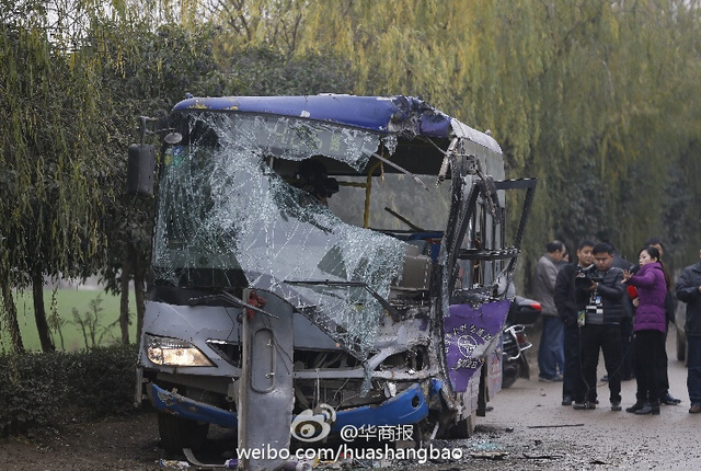 西安兩公交車相撞 玻璃碎一地車身瞬間變廢鐵