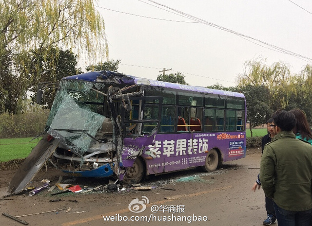 西安兩公交車相撞 玻璃碎一地車身瞬間變廢鐵