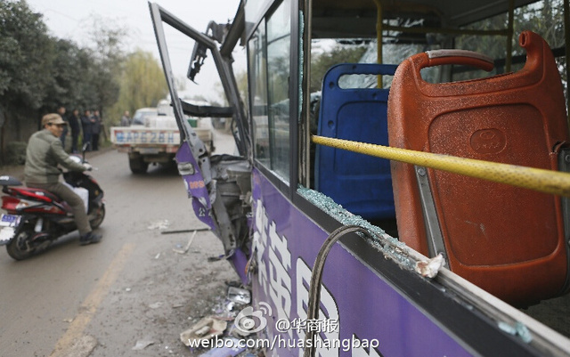 西安兩公交車相撞 玻璃碎一地車身瞬間變廢鐵