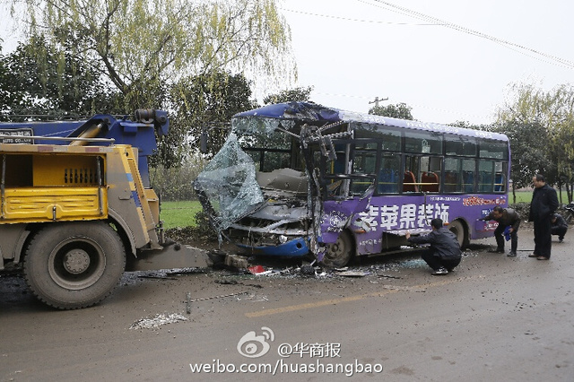 西安兩公交車相撞 玻璃碎一地車身瞬間變廢鐵