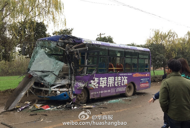 西安兩公交車相撞 玻璃碎一地車身瞬間變廢鐵