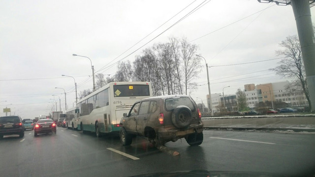 俄羅斯“最牛破車”：只剩仨輪“拄拐”上路