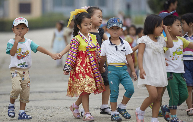 實拍朝鮮城市現代化時尚生活 民族服裝絢麗多彩