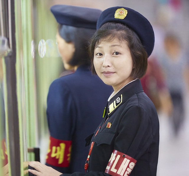 實拍朝鮮城市現代化時尚生活 民族服裝絢麗多彩