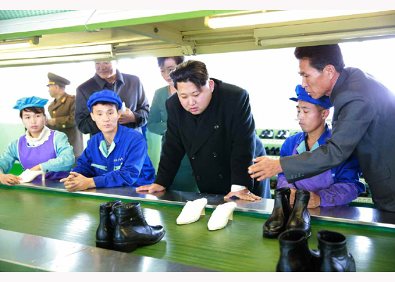 金正恩視察朝鮮皮鞋廠 左手纏繃帶疑似受傷