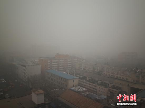 華北黃淮遭遇大範圍霧霾 多地重污染影響民眾生活