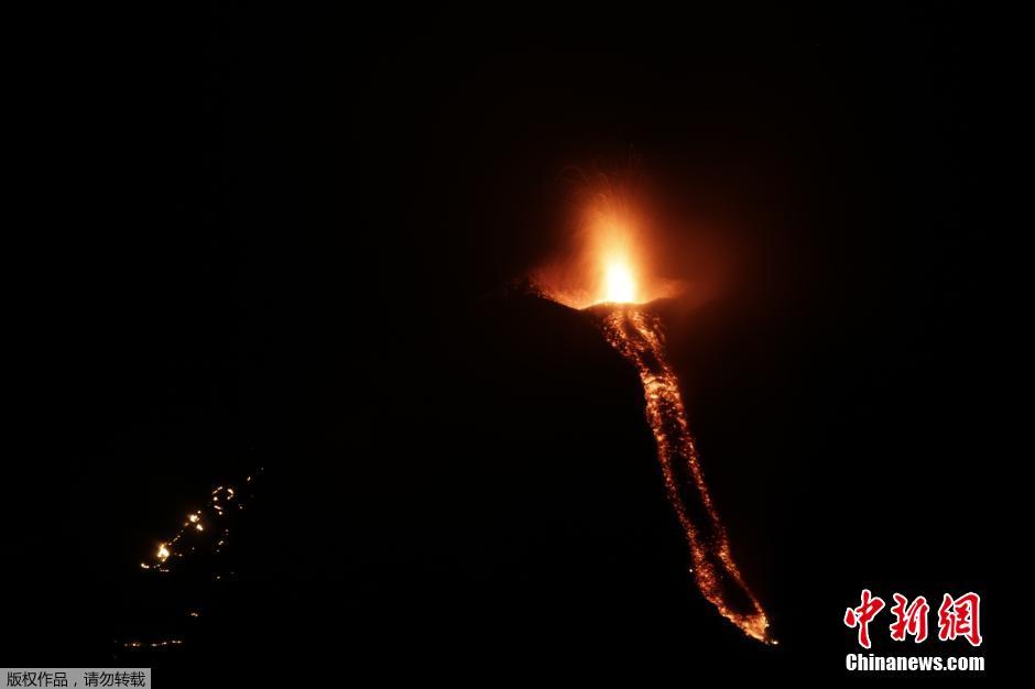 尼加拉瓜莫莫通博火山噴發 紅色岩漿涌出(組圖)