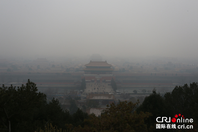 地標性建築上俯瞰霧霾紅色警報中的北京