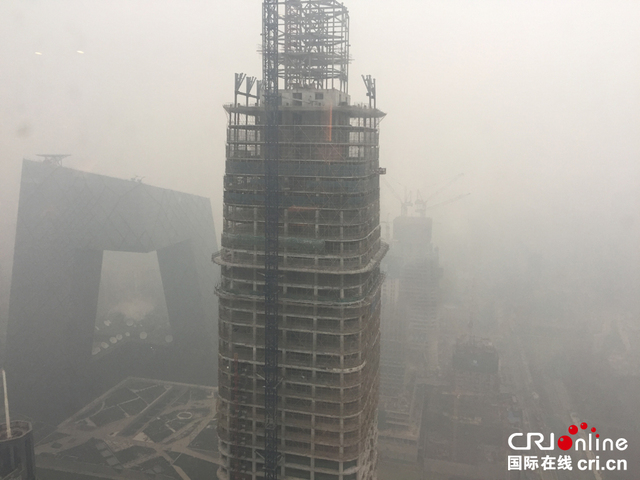 地標性建築上俯瞰霧霾紅色警報中的北京