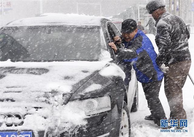 烏魯木齊遭罕見暴雪 積雪超37釐米突破歷史極值