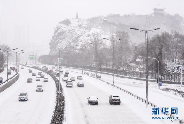 烏魯木齊遭罕見暴雪 積雪超37釐米突破歷史極值