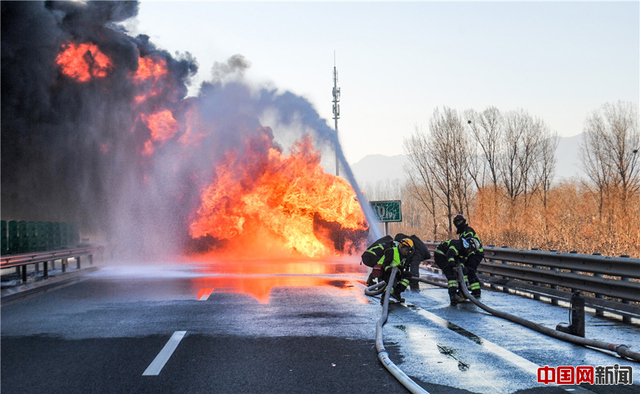 北京6環路一載30噸油罐車起火爆炸