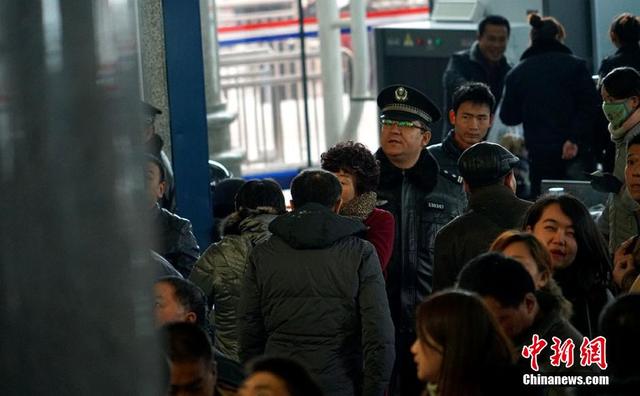 烏魯木齊迎來暴雪天氣 火車站人滿為患