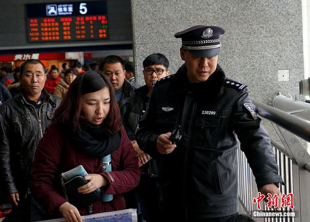 烏魯木齊迎來暴雪天氣 火車站人滿為患