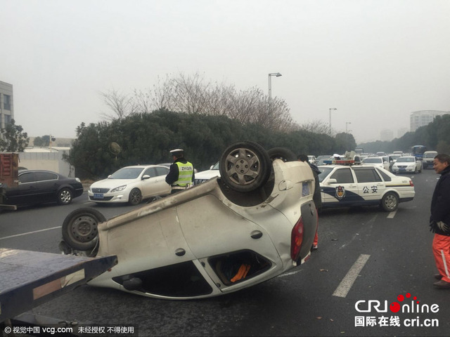 南京一比亞迪轎車爆胎失控翻車四輪朝天