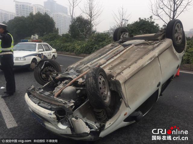 南京一比亞迪轎車爆胎失控翻車四輪朝天