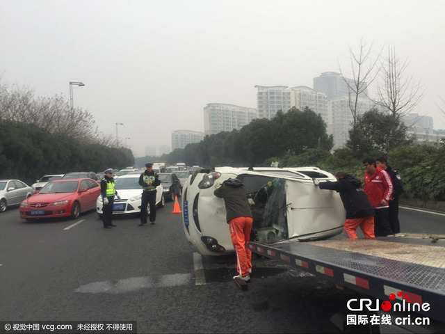 南京一比亞迪轎車爆胎失控翻車四輪朝天