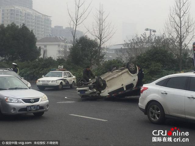 南京一轎車失控翻車四輪朝天