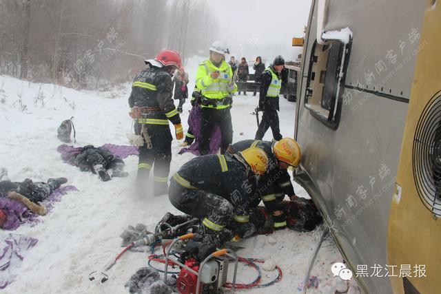 黑龍江哈牡高速一輛旅遊大巴車側翻致4死13傷