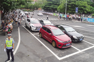 還未審核【交通圖文列表】【即時快訊】停車位挪到路上 電動車有了“屏障”