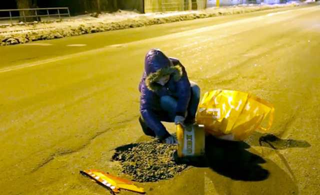 俄美女難忍家鄉道路太破 夜晚自己動手修路