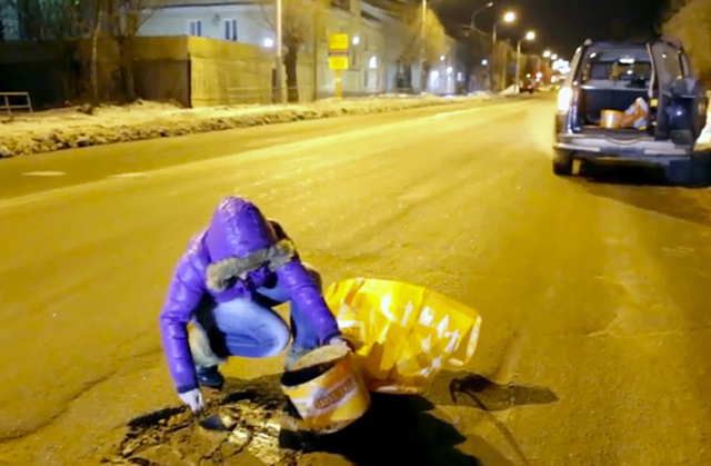 俄美女難忍家鄉道路太破 夜晚自己動手修路