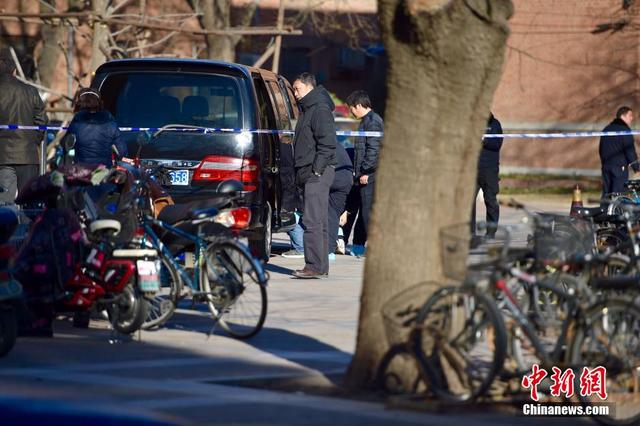 清華大學實驗室爆炸 死亡人員屍體被抬出