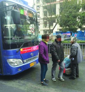 拾荒老太欲乘公交車遭拒 路過女孩"打包票"帶其上車