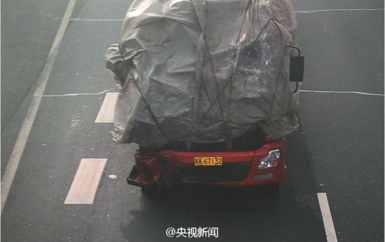 大貨車車頭被撞壞 蒙塑膠布上路