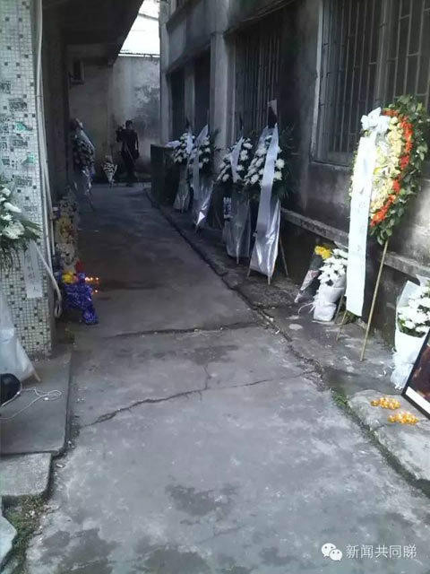 廣東：愛犬工業園內被打死 女子擺數十花圈悼念