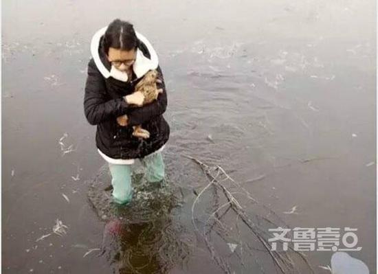 女大學生跳進冰冷湖只為救野兔(組圖)