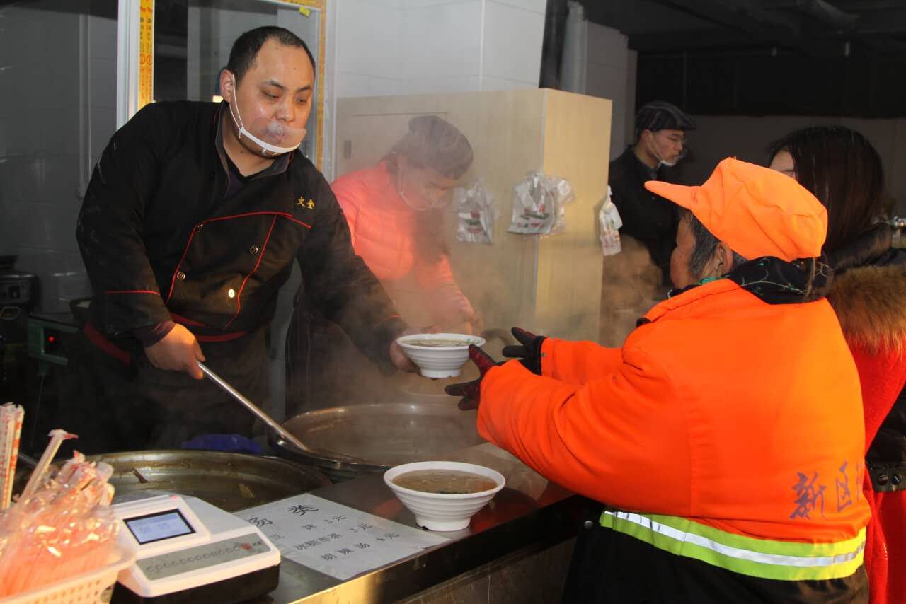 餐館店主免費請清潔工吃早餐