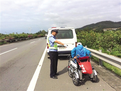 還未審核【交通圖文列表】【即時快訊】2遊客坐電動輪椅上高速路行駛