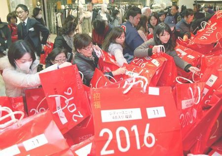 日本百貨公司新年開店推福袋 中國遊客搶購(圖)