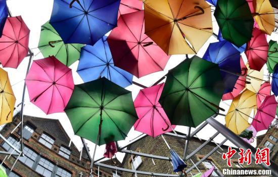 英國五彩雨傘漂浮半空 打造“童話倫敦”