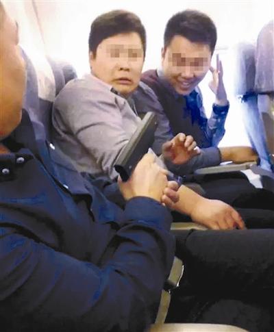 飛機機艙內乘客“持槍” 警方稱未接到報警(圖)