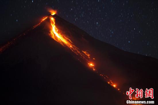 危地馬拉富埃戈火山噴發 熔岩蜿蜒如火蛇