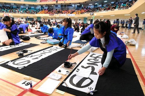 日本數千人同步秀書法 寫下新年美好願景(圖)