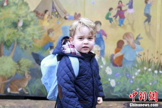 英國喬治王子上幼兒園首日 凱特王妃親拍萌照